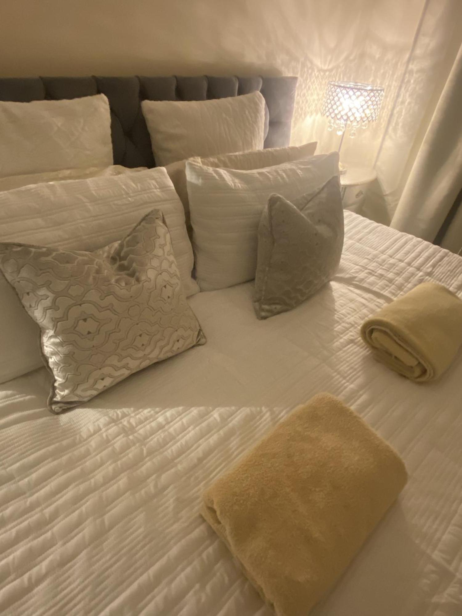 & Cosy Apartment In The Heart Of Stokes Croft Bristol Eksteriør billede